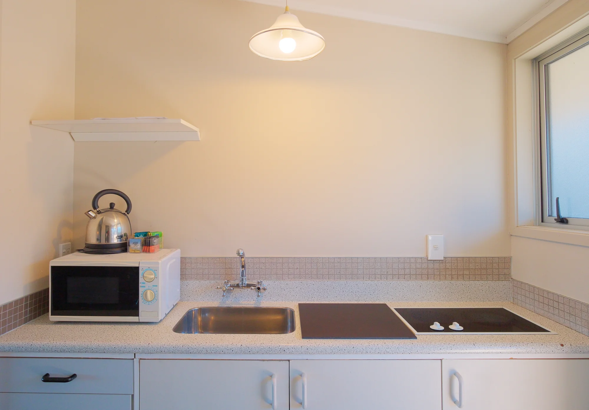 Kitchen facilities in a guest room at Twin Peaks Lakeside Inn, Taupō