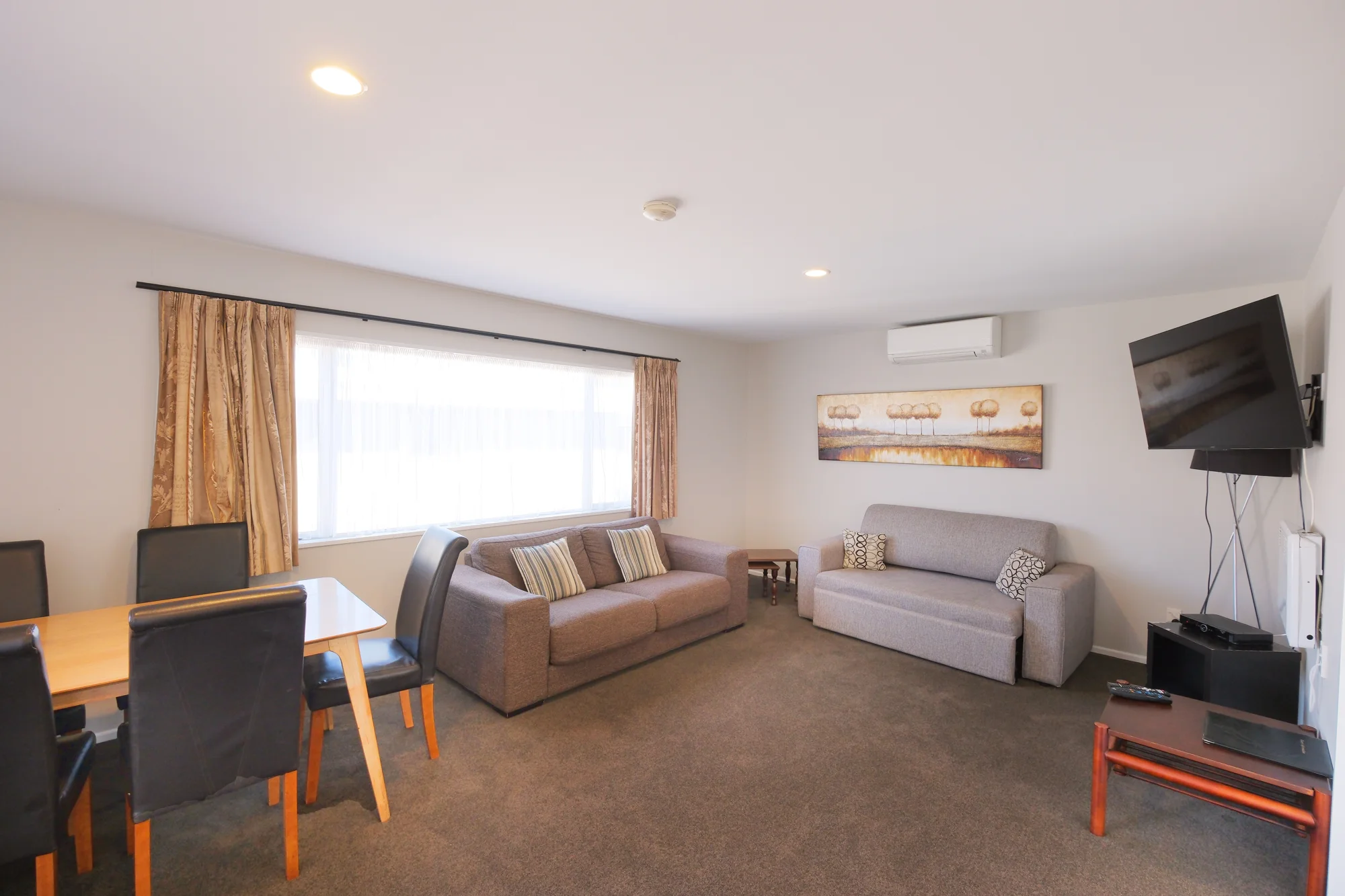 A separate lounge area at Twin Peaks Lakeside Inn, Taupō