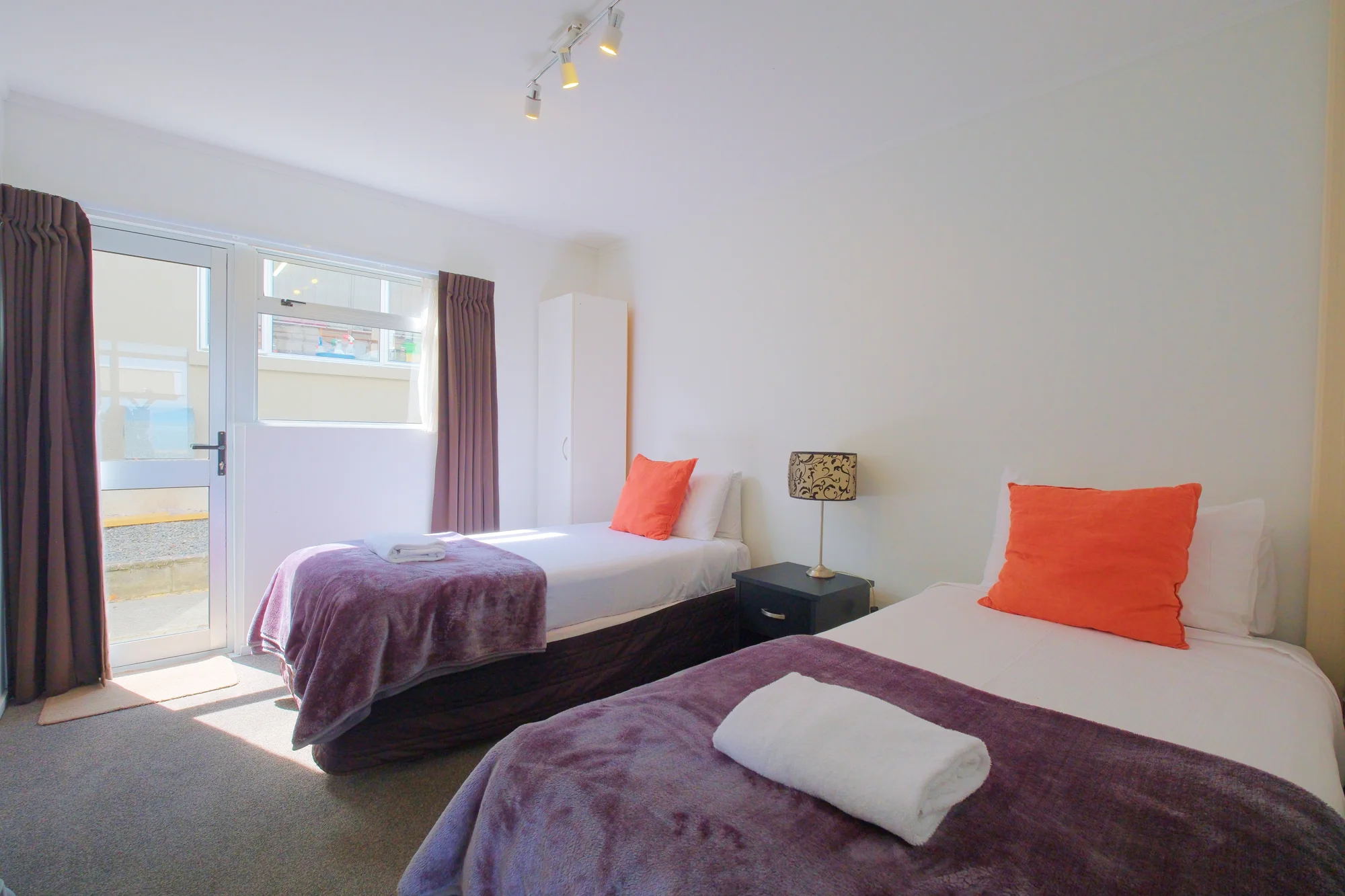 A room with twin beds at Twin Peaks Lakeside Inn, Taupō