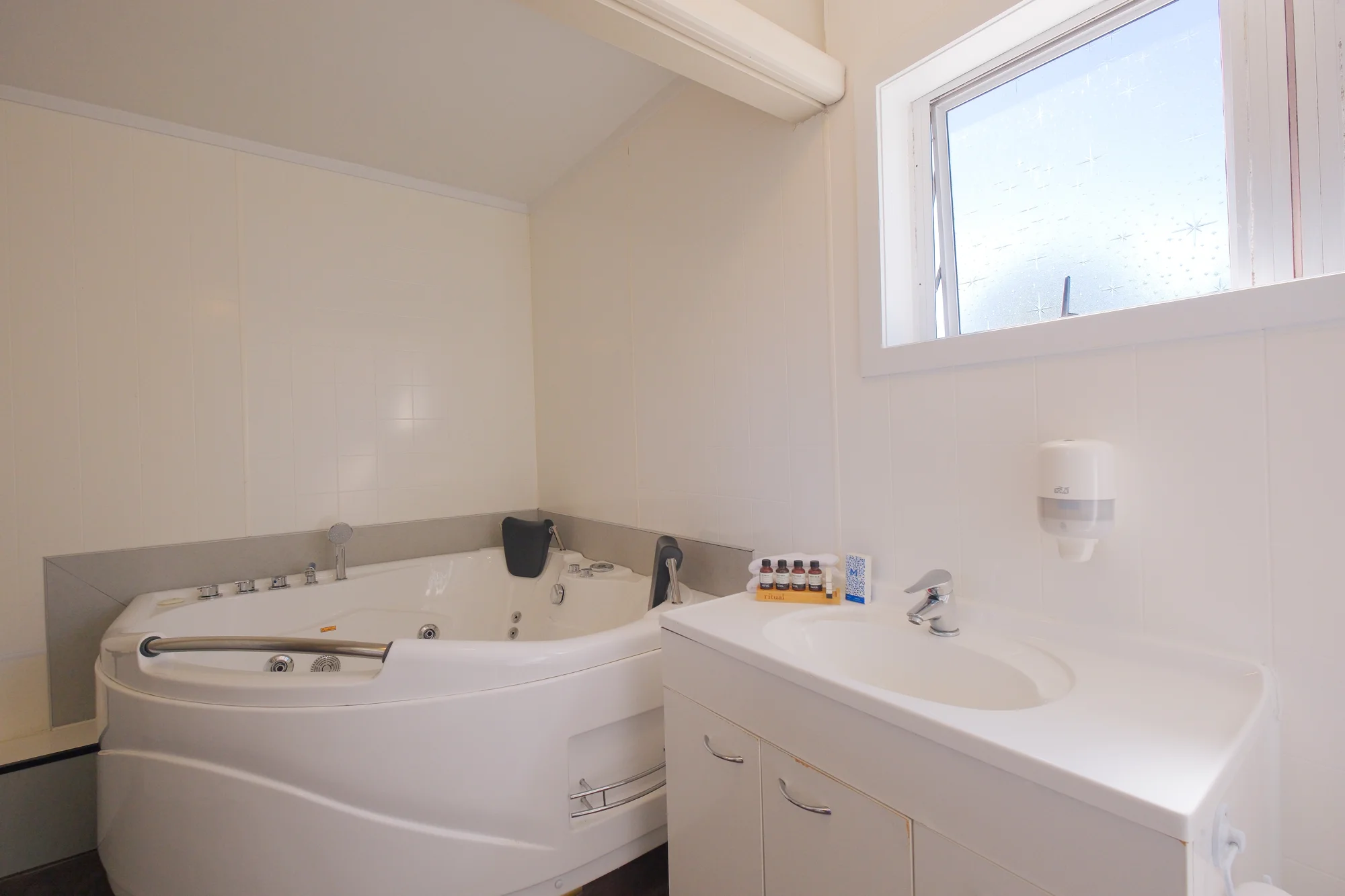 In-room spa baths at Twin Peaks Lakeside Inn, Taupō