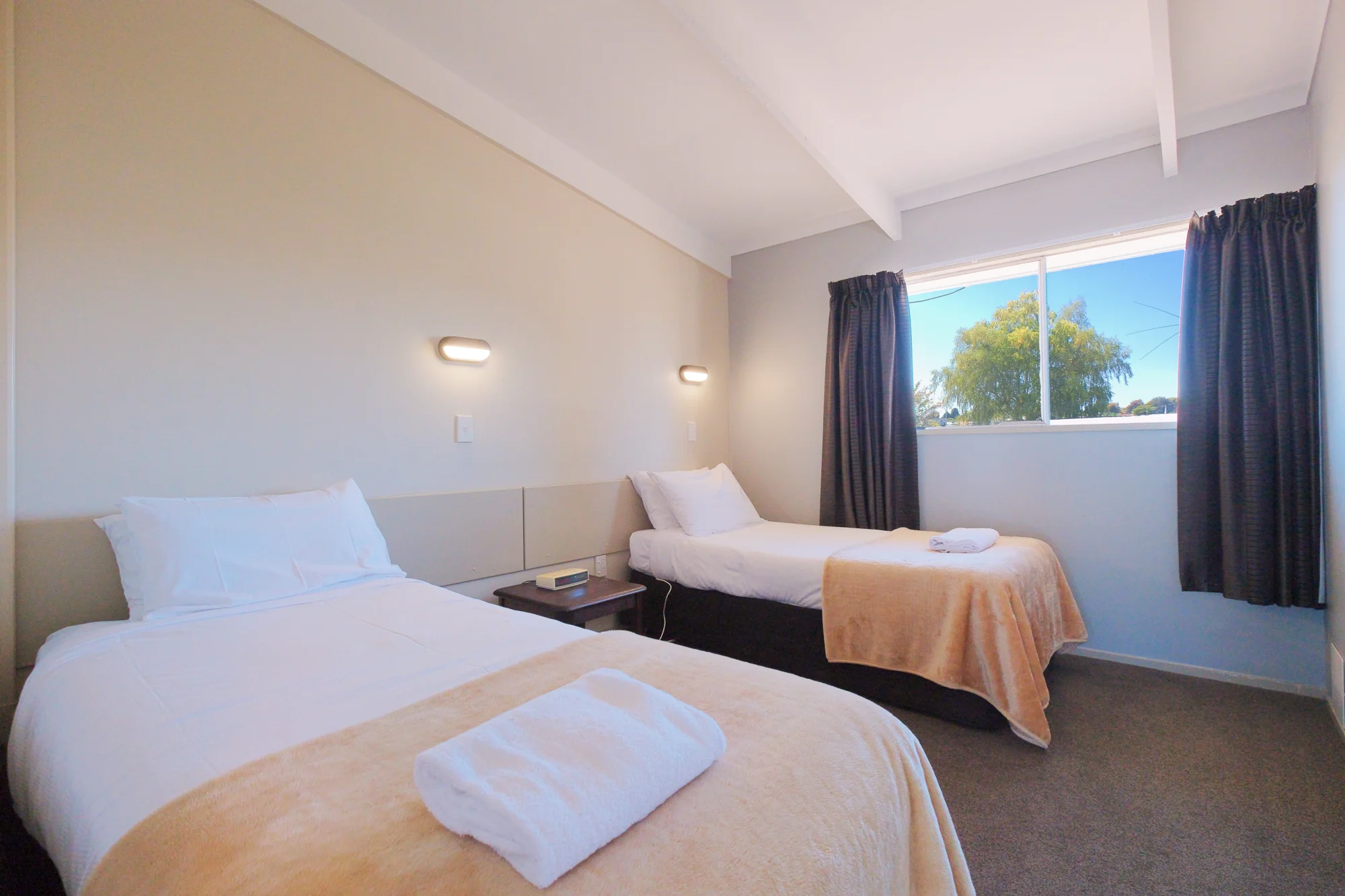 A separate twin bedroom at Twin Peaks Lakeside Inn, Taupō