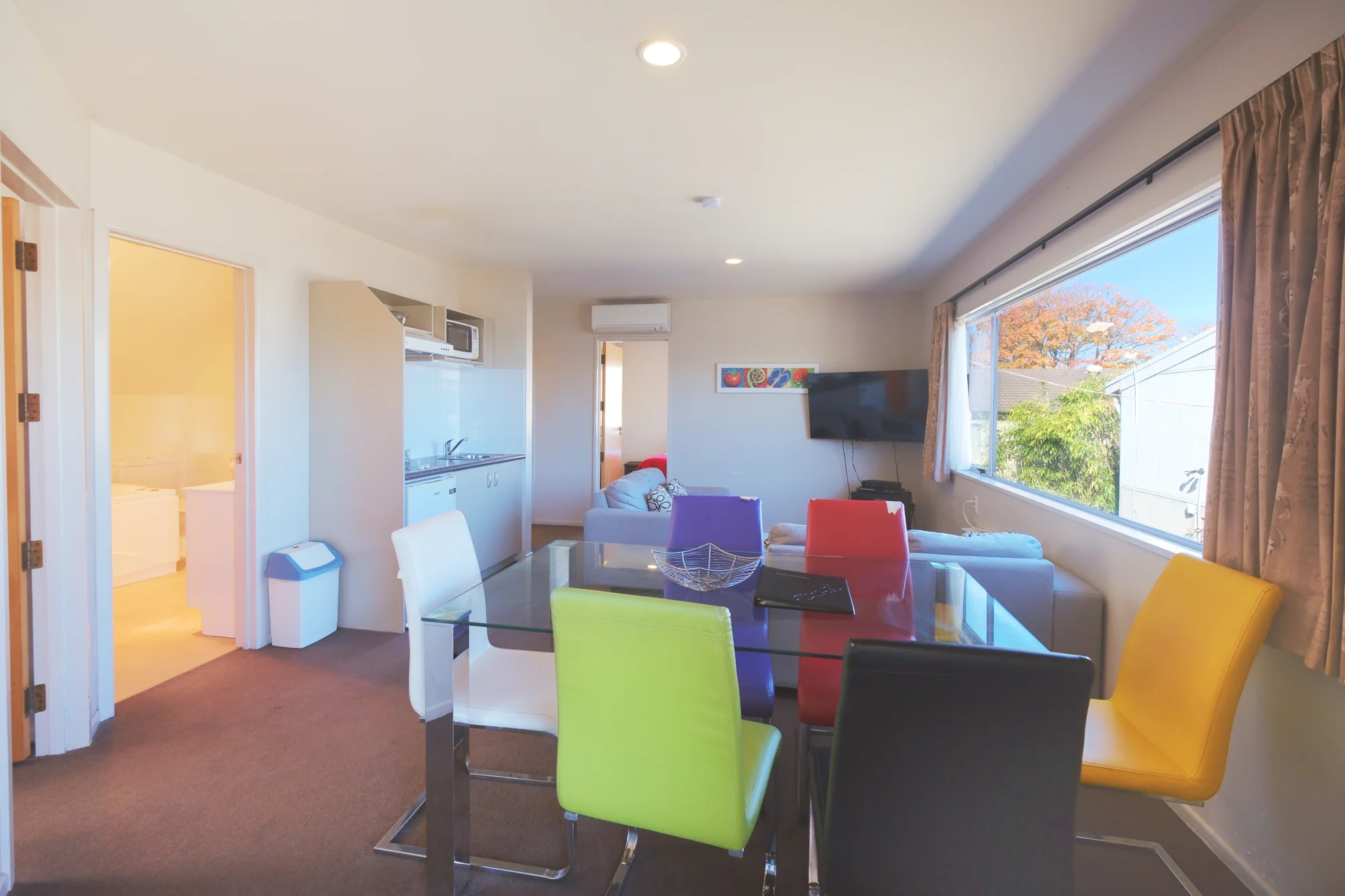 A kitchen and dining area at Twin Peaks Lakeside Inn, Taupō