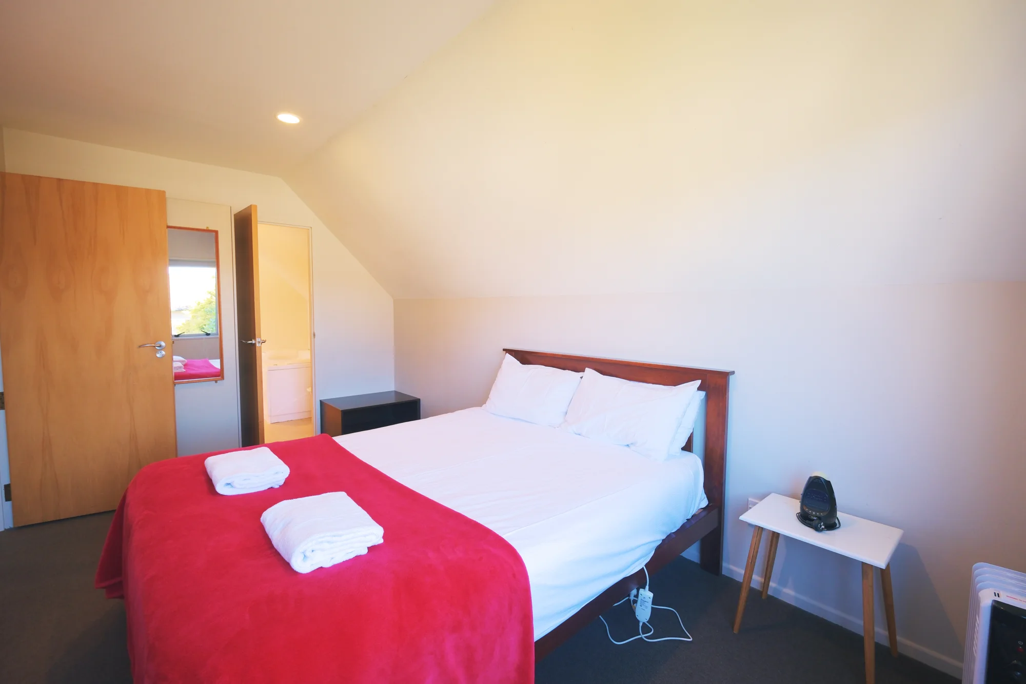 A separate bedroom at Twin Peaks Lakeside Inn, Taupō