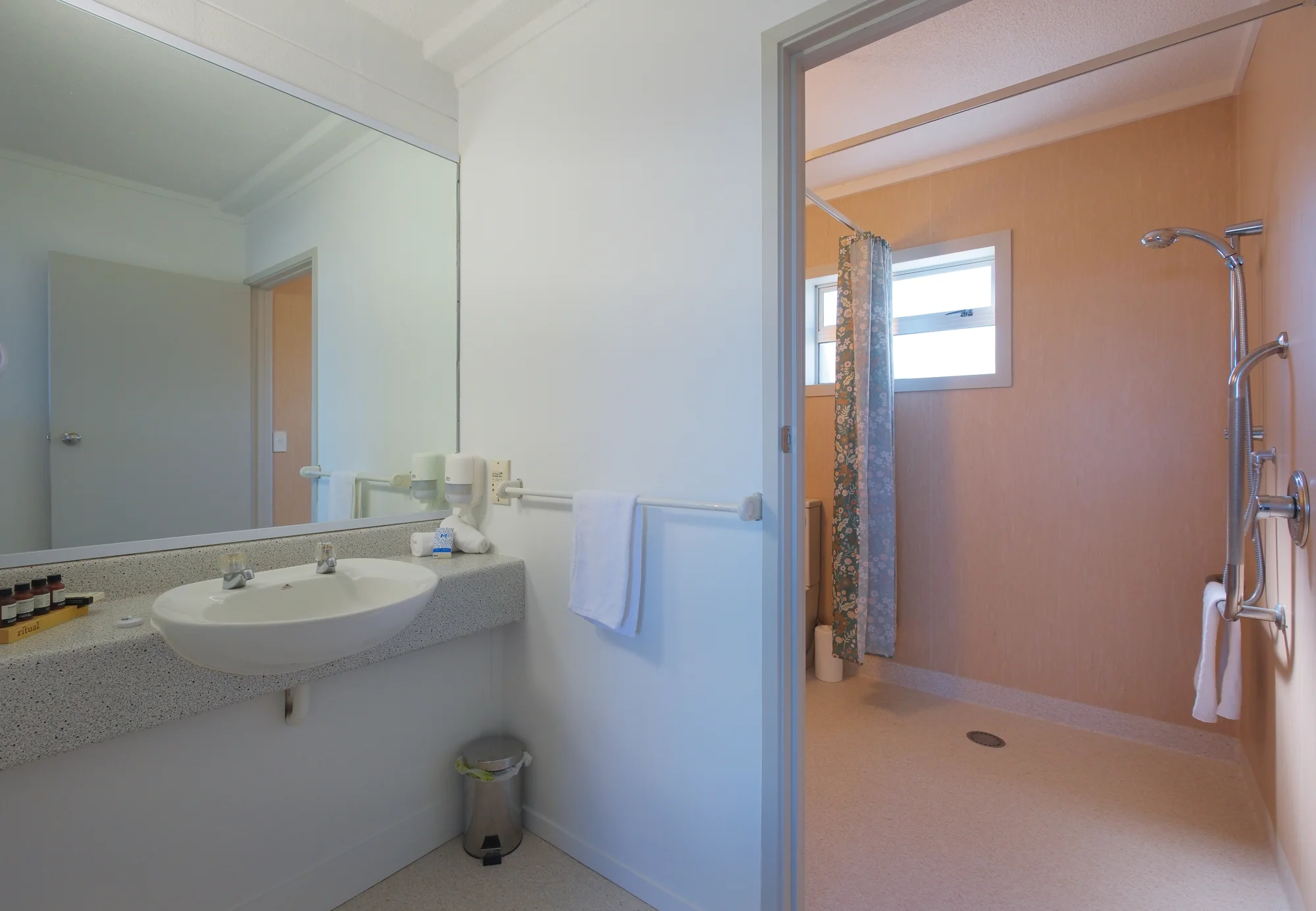 A guest bathroom at Twin Peaks Lakeside Inn, Taupō